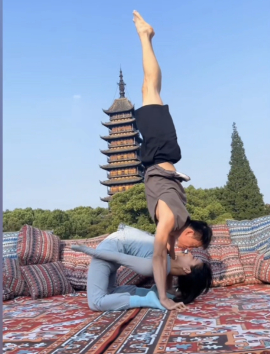 双人杂技舞蹈达人“小历”表演《美丽神话》、《如梦青木川》等。